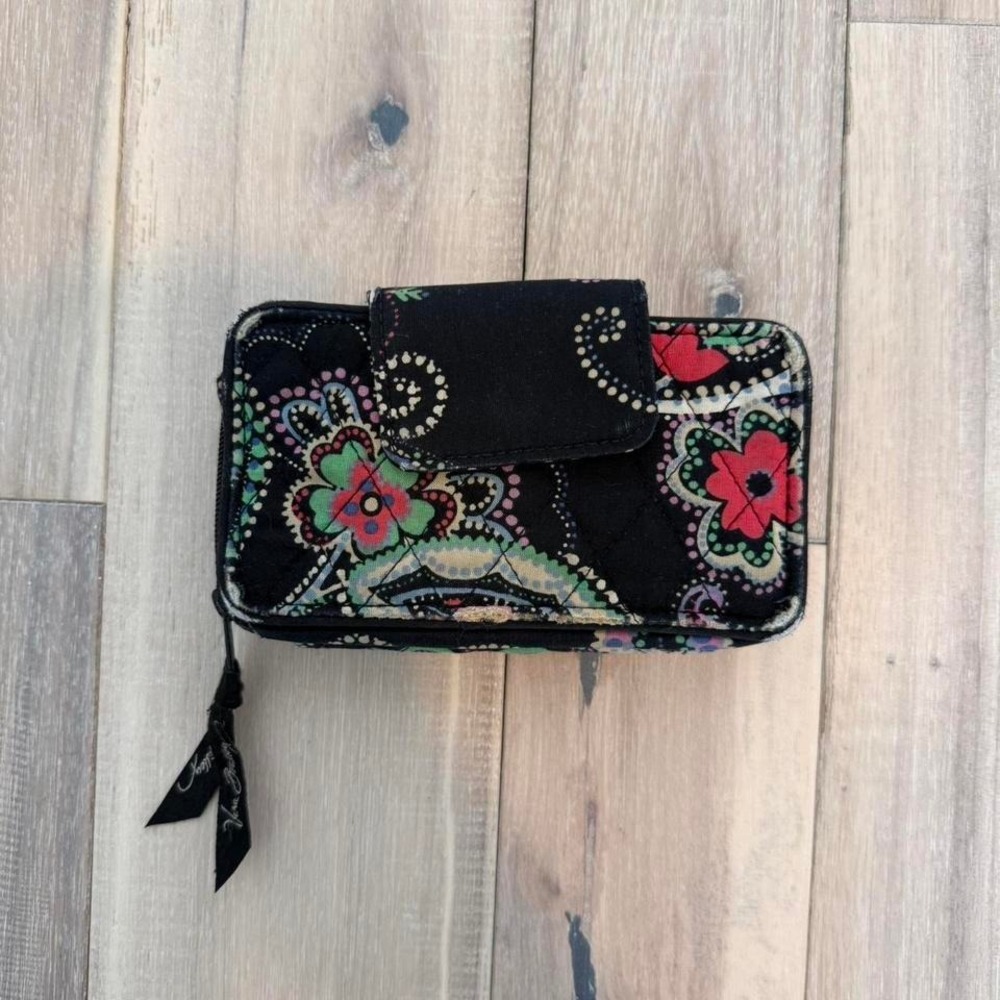 Vera Bradley black floral wallet #floral #boho #gifting